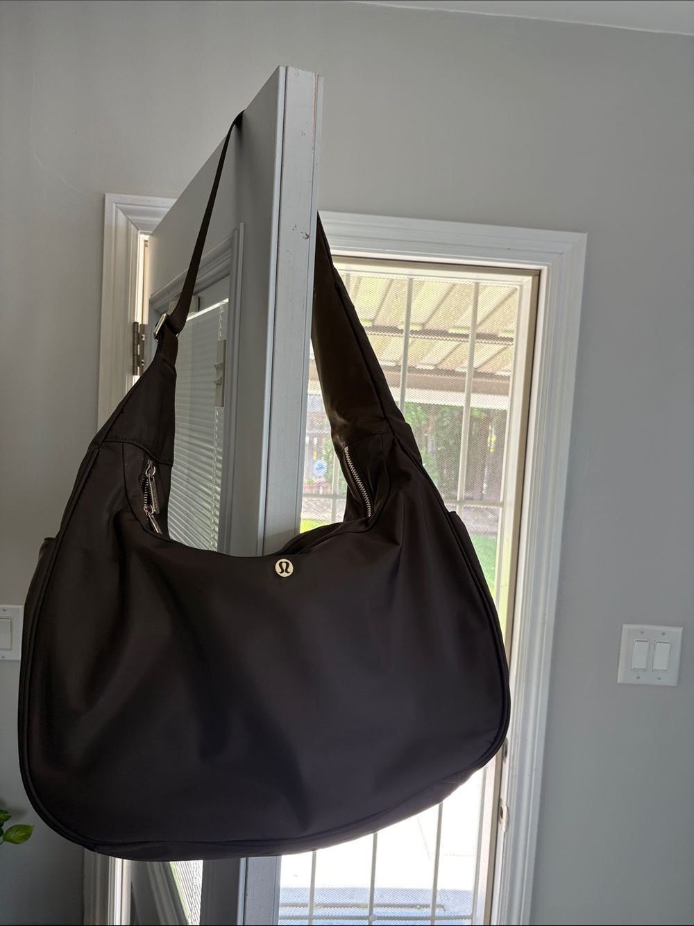lululemon city essentials oversized shoulder bag walnut crunch/gold sold out!!